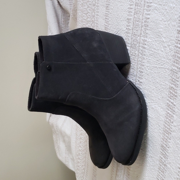 Caterpillar CAT dark gray heeled ankle booties almond toe zipper women size 7. - Picture 3 of 7